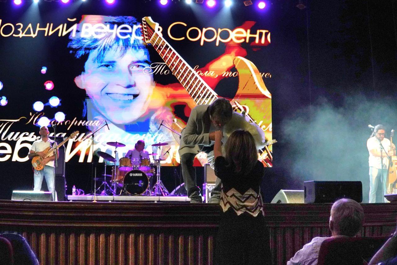 Фото Фанаты рвутся на сцену. В Новосибирске опубликованы кадры с концерта певца Алексея Глызина. ОНЛАЙН 9 - Сиб.ФМ Фото Фанаты рвутся на сцену. В Новосибирске опубликованы кадры с концерта певца Алексея Глызина. ОНЛАЙН 9